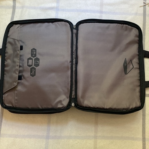 Targus Corporate Traveler Laptop Bag in Black - Picture 8 of 16